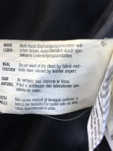 Charger l&#39;image dans la galerie, Manteau en cuir et col Renard Max Mara taille 42
