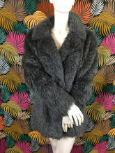 Charger l&#39;image dans la galerie, Manteau en fausse fourrure Vanessa Bruno taille 36

