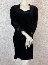 Charger l'image dans la galerie, Robe en velours vintage Guy Laroche taille 38
