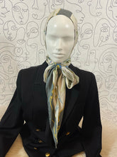 Charger l&#39;image dans la galerie, Rare !!! Foulard Hermès capuche à nouer
