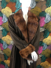 Charger l'image dans la galerie, Trench Vison Yves Saint Laurent fourrures taille 42
