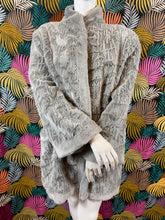 Charger l&#39;image dans la galerie, Manteau en fausse fourrure taille 40
