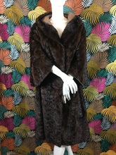 Charger l&#39;image dans la galerie, Manteau en vison Max Mara taille 38
