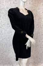 Charger l'image dans la galerie, Robe en velours vintage Guy Laroche taille 38
