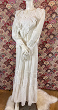 Charger l'image dans la galerie, Superbe robe longue vintage taille 34
