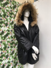 Charger l&#39;image dans la galerie, Manteau en cuir et col Renard Max Mara taille 42
