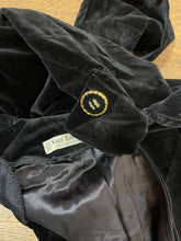 Charger l'image dans la galerie, Robe en velours vintage Guy Laroche taille 38
