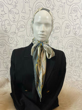 Charger l&#39;image dans la galerie, Rare !!! Foulard Hermès capuche à nouer
