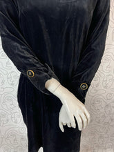 Charger l'image dans la galerie, Robe en velours vintage Guy Laroche taille 38
