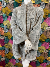 Charger l&#39;image dans la galerie, Manteau en fausse fourrure taille 40
