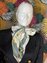Charger l&#39;image dans la galerie, Rare !!! Foulard Hermès capuche à nouer
