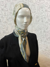 Charger l&#39;image dans la galerie, Rare !!! Foulard Hermès capuche à nouer
