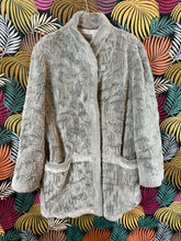 Charger l&#39;image dans la galerie, Manteau en fausse fourrure taille 40
