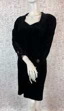 Charger l'image dans la galerie, Robe en velours vintage Guy Laroche taille 38
