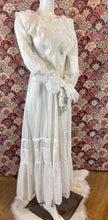 Charger l'image dans la galerie, Superbe robe longue vintage taille 34
