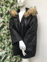 Charger l&#39;image dans la galerie, Manteau en cuir et col Renard Max Mara taille 42
