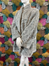 Charger l&#39;image dans la galerie, Manteau en fausse fourrure taille 40
