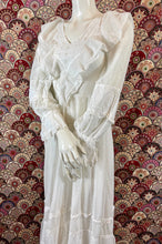 Charger l'image dans la galerie, Superbe robe longue vintage taille 34
