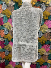 Charger l&#39;image dans la galerie, Manteau en fausse fourrure taille 40
