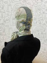 Charger l&#39;image dans la galerie, Rare !!! Foulard Hermès capuche à nouer
