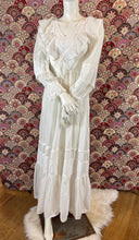 Charger l'image dans la galerie, Superbe robe longue vintage taille 34
