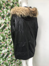 Charger l&#39;image dans la galerie, Manteau en cuir et col Renard Max Mara taille 42
