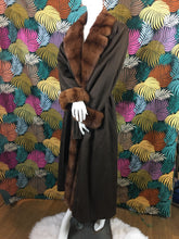 Charger l'image dans la galerie, Trench Vison Yves Saint Laurent fourrures taille 42
